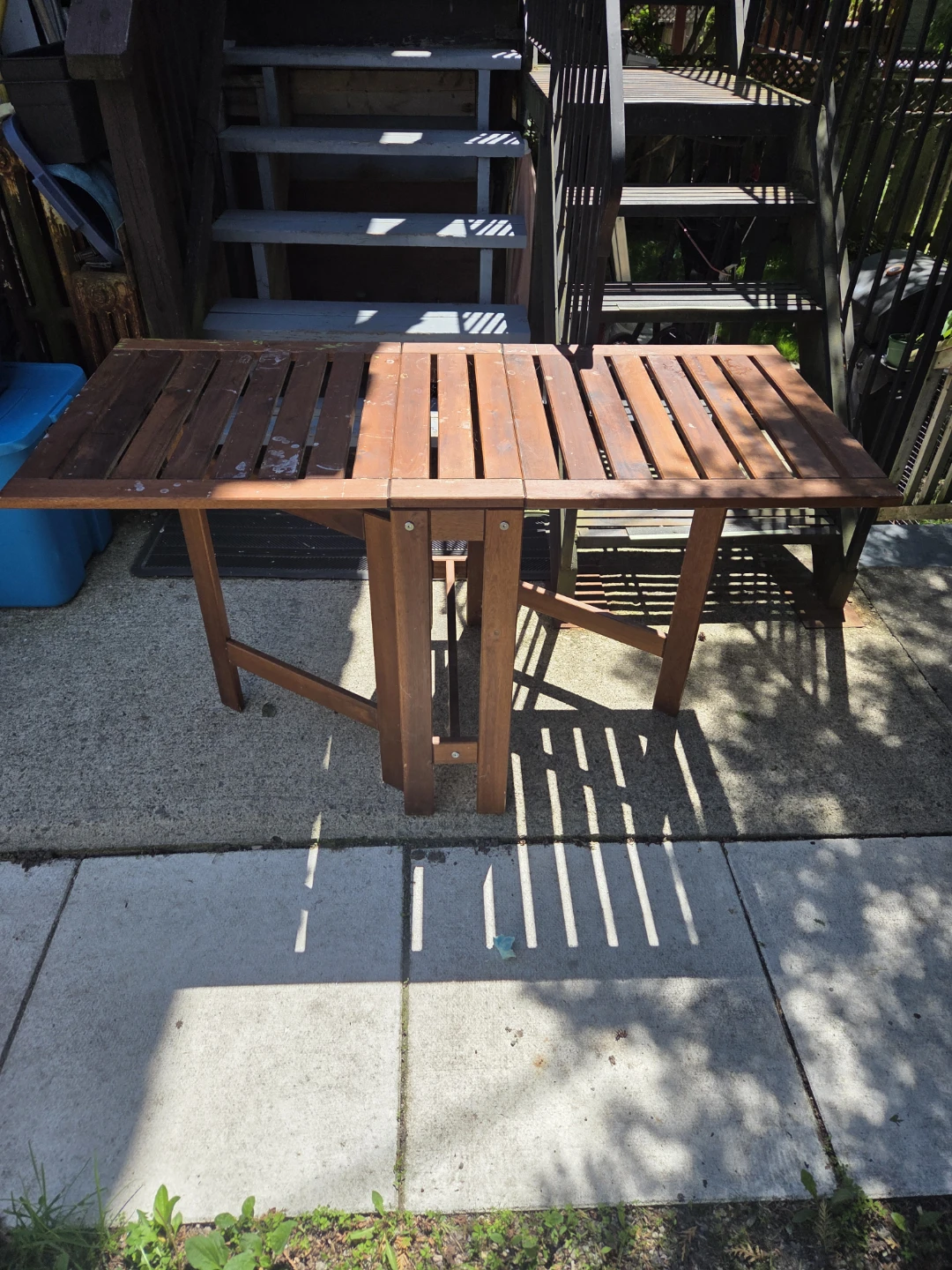 Foldable table