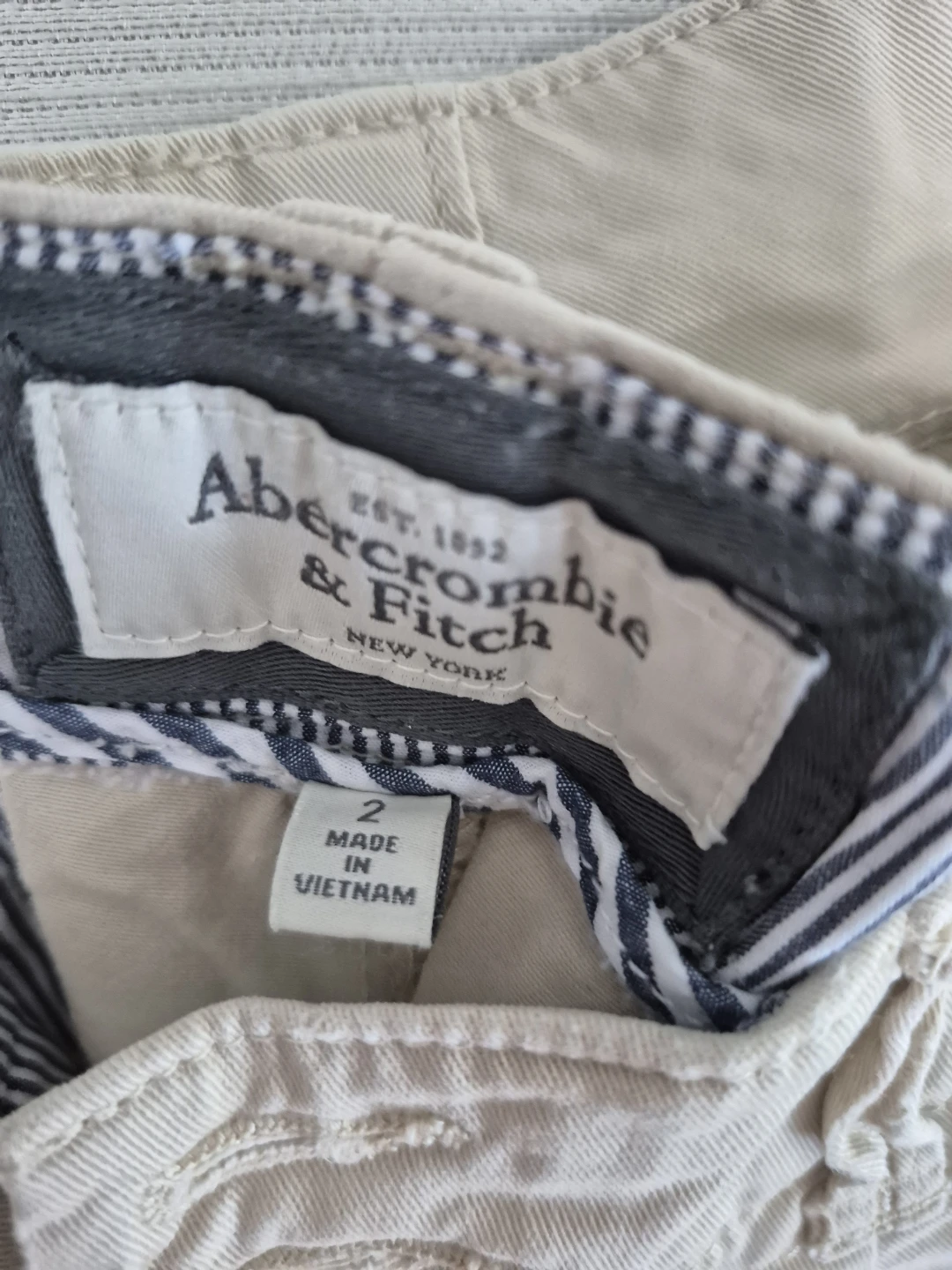Abercrombie & Fitch Women's Khaki Shorts Size 2 - photo 3
