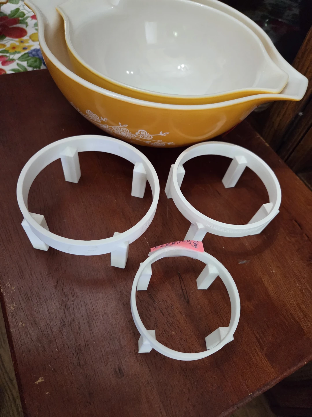Pyrex 3 piece plastic stands