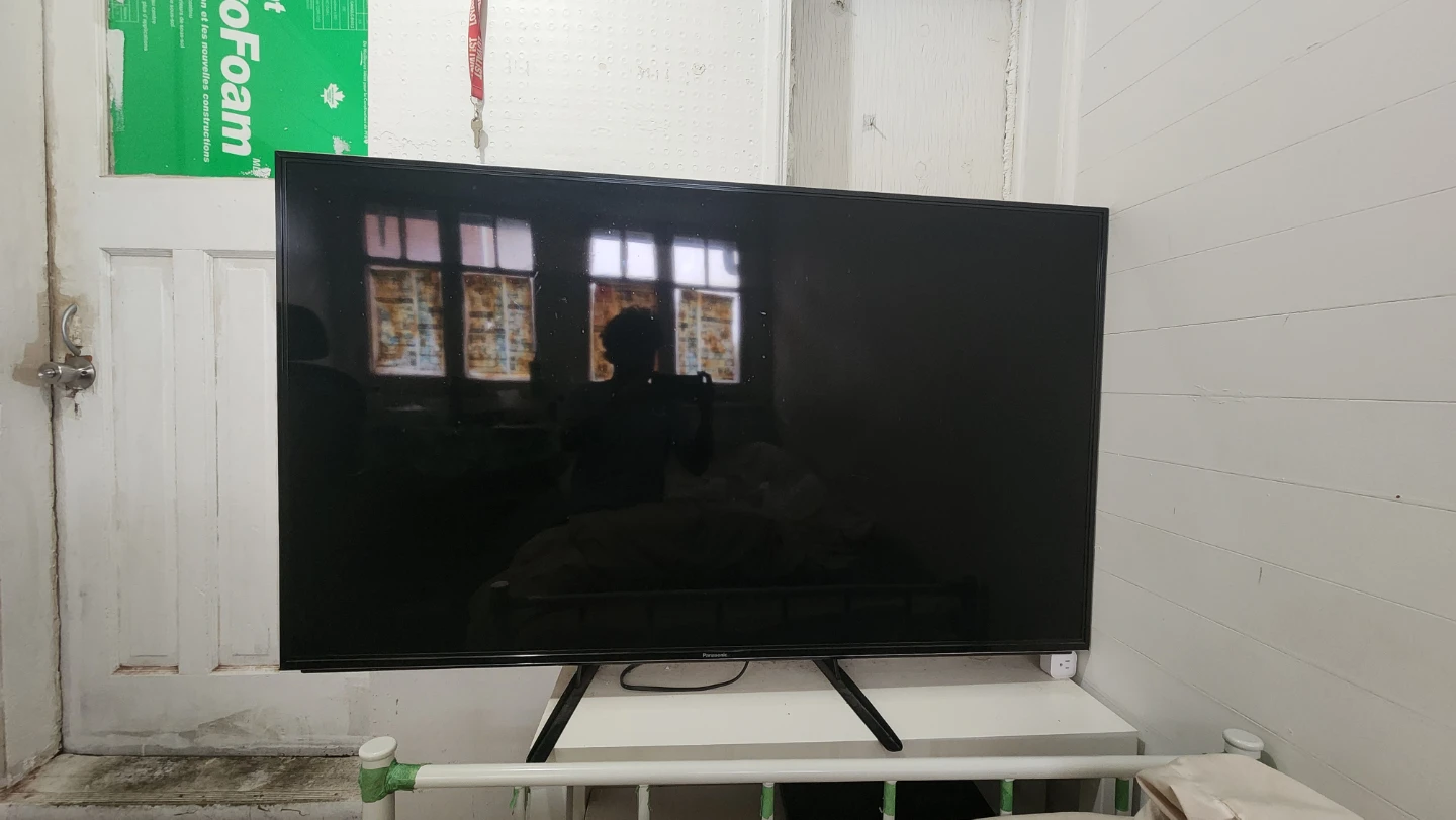 4k Panasonic TV - 60 Inches - Dolby atmos