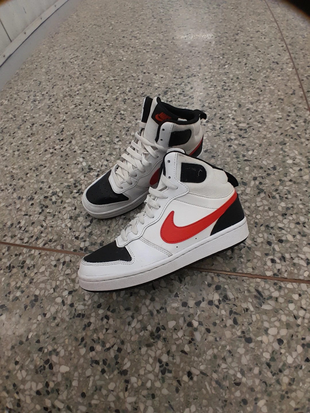 Nike High-Top Sneakers boys Size 6