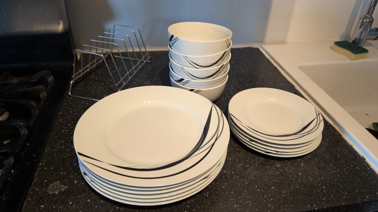 Set of 6 Dinner Plates, 5 Bowls & Saucers. - photo 3