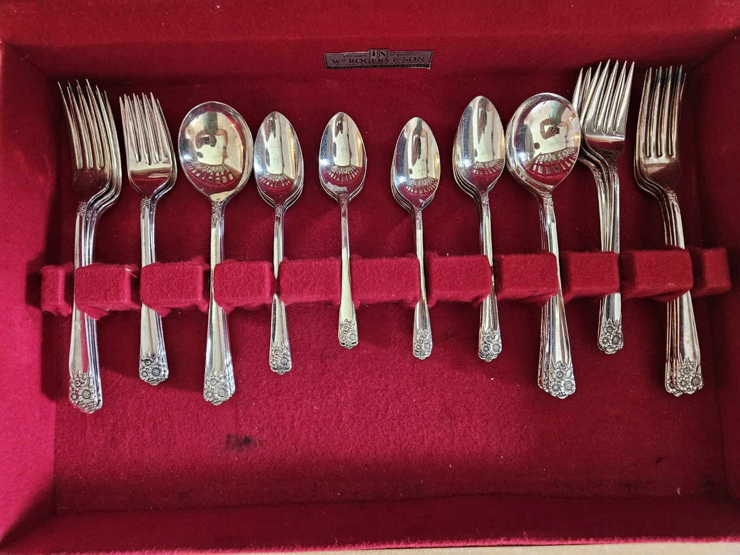 WM Roger's & Sons Silver Plated "April" Silverware - Set of 52 - photo 3