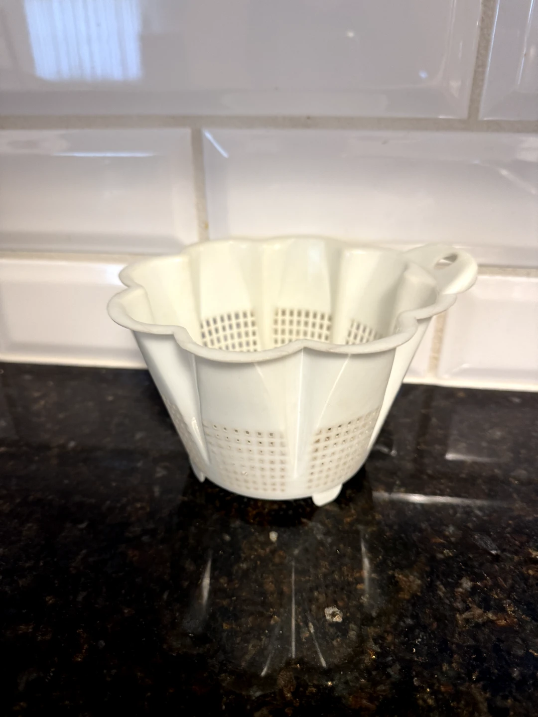 White Plastic Colander (small))