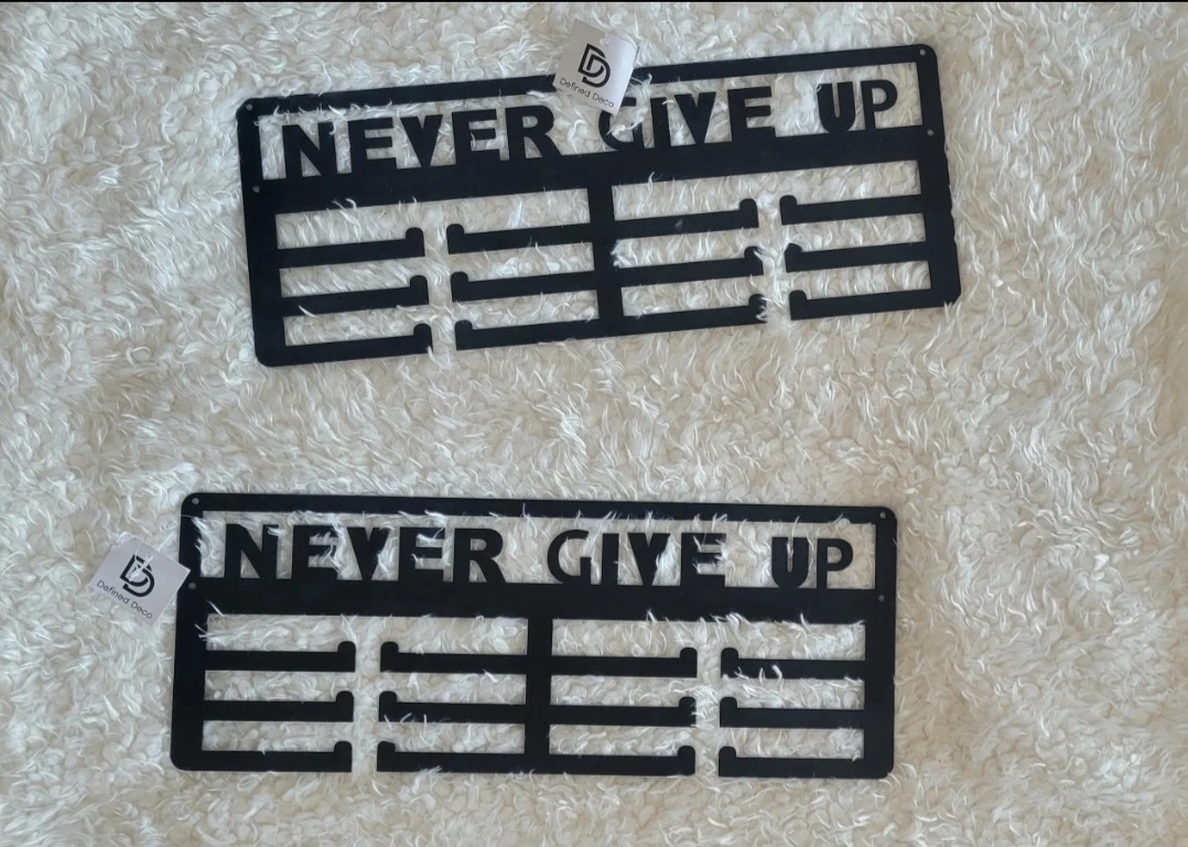 2pcs Never Give Up Metal Wall Art / Medal Hanger