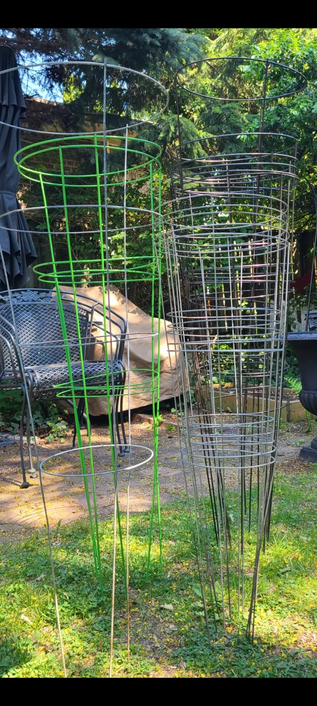 14 Tomato Baskets & Pkg of 4ft Bamboo Stakes - $30! - photo 4