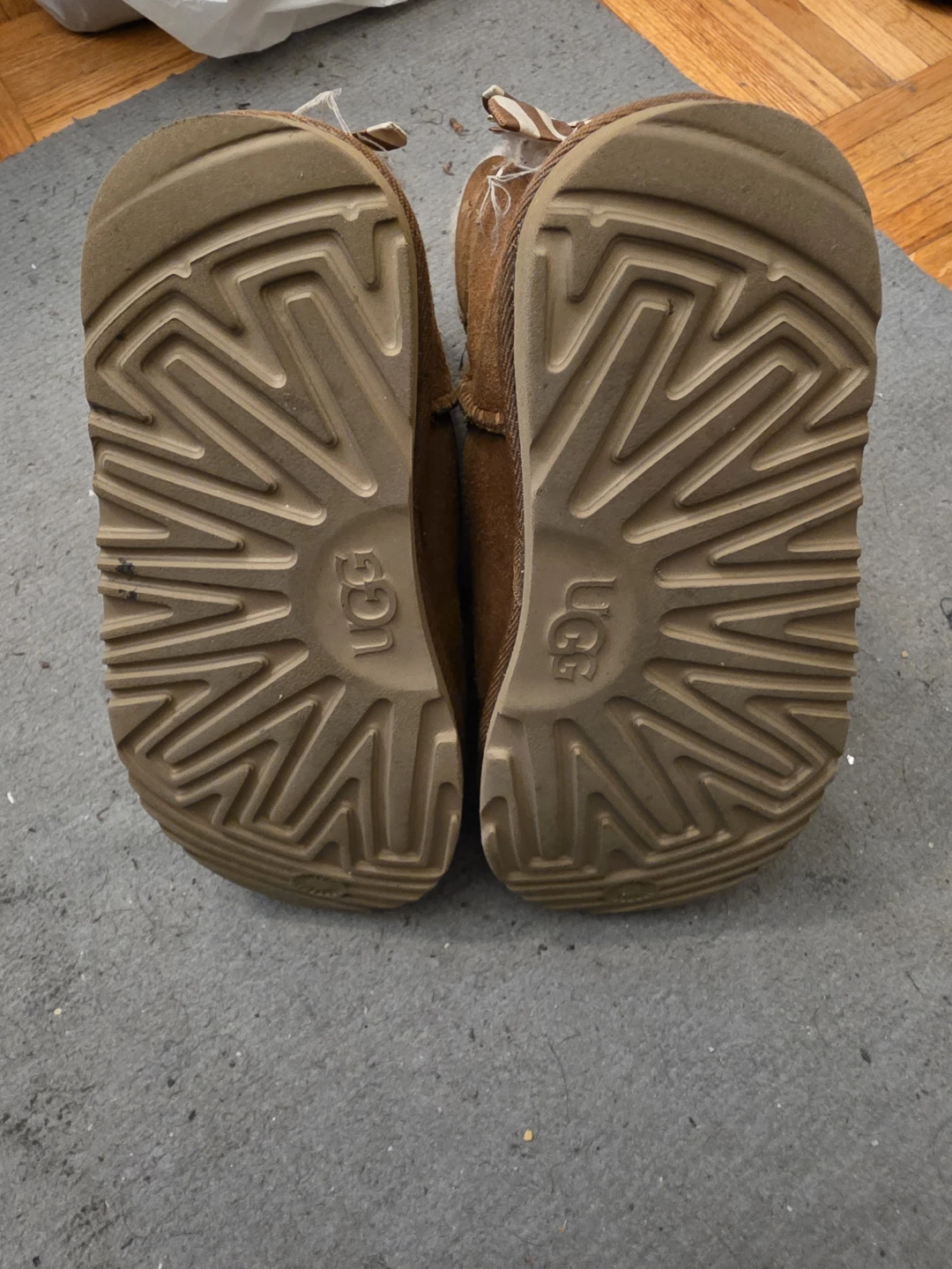 UGG Boots with Bows Toddler Size 2 - photo 2