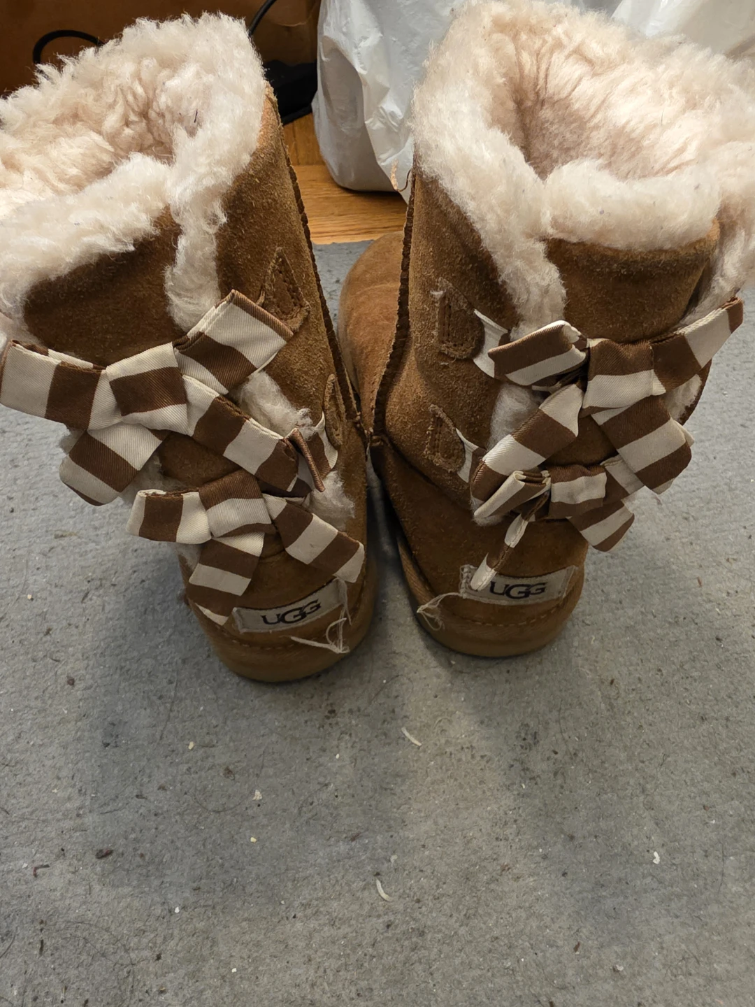 UGG Boots with Bows Toddler Size 2 - photo 3