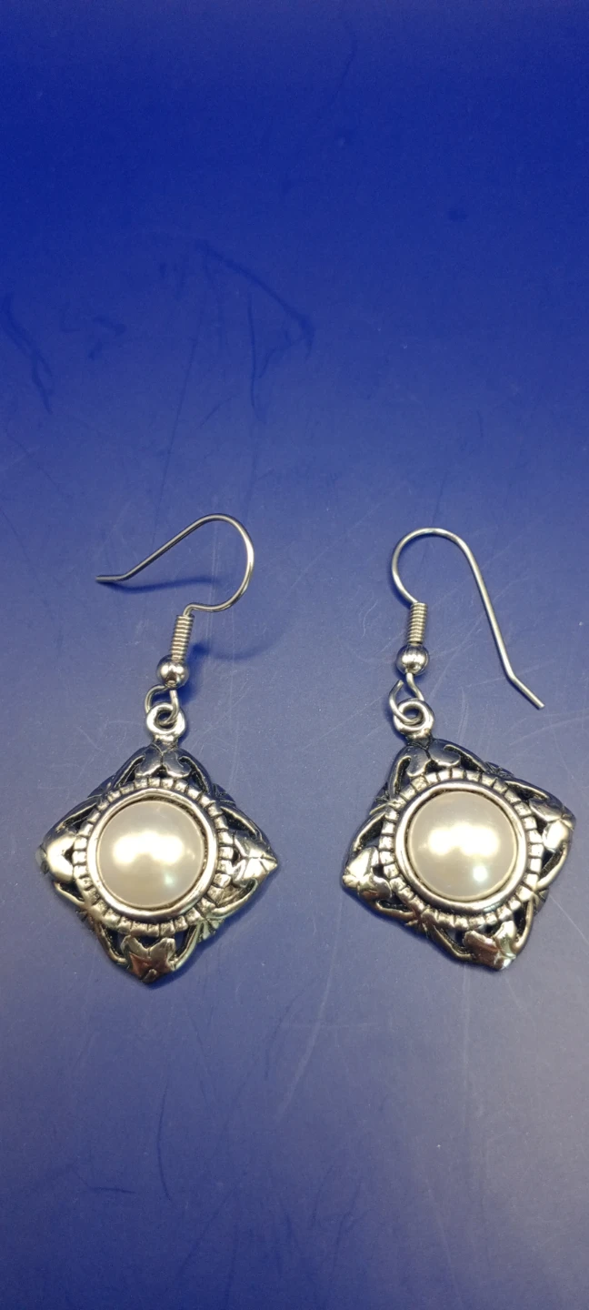 Silver tone pearl dangle earrings