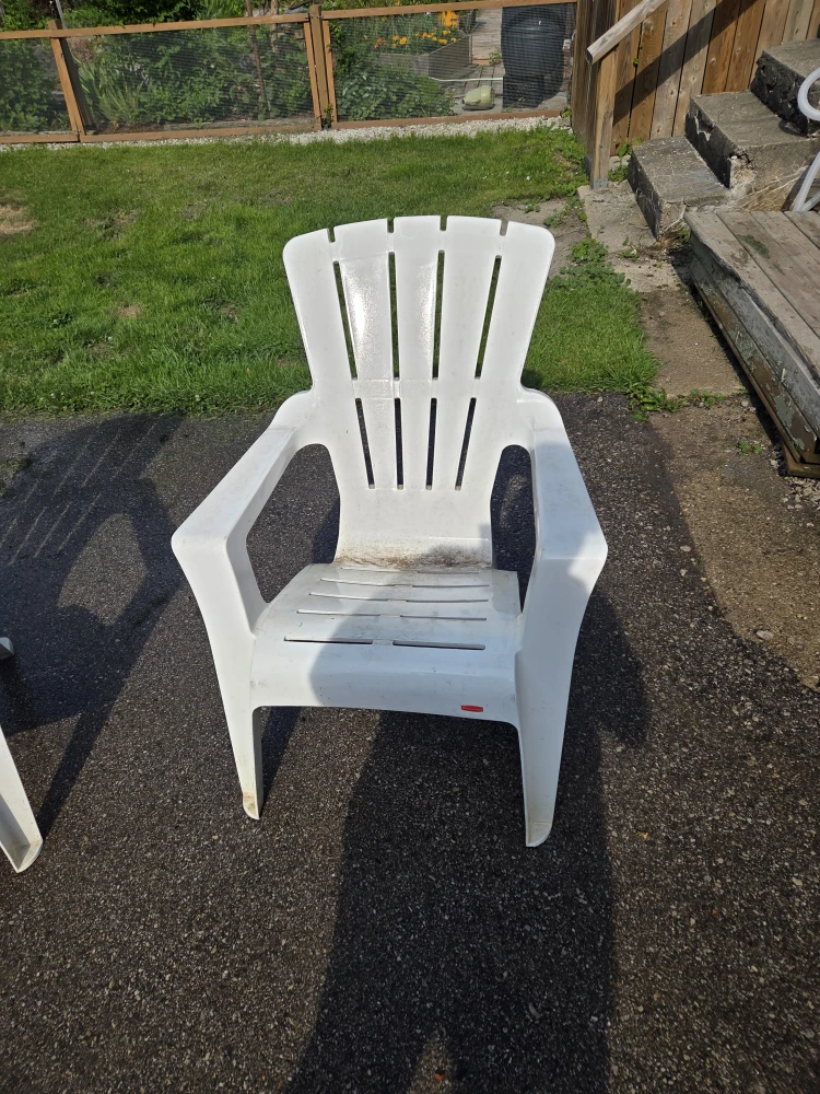 two plastic lawn chairs - photo 3