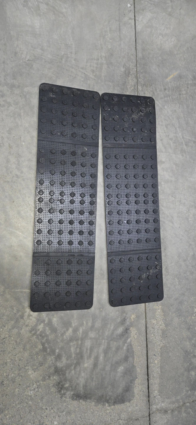 Black Rubber Traction Mats (2 pcs)