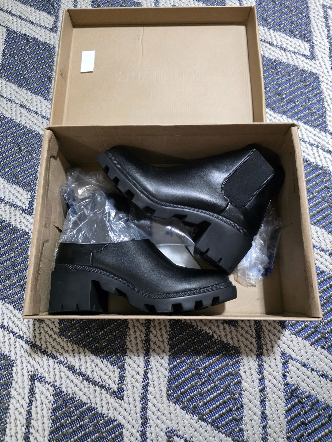 Steve Madden Black Chelsea Boots - photo 2