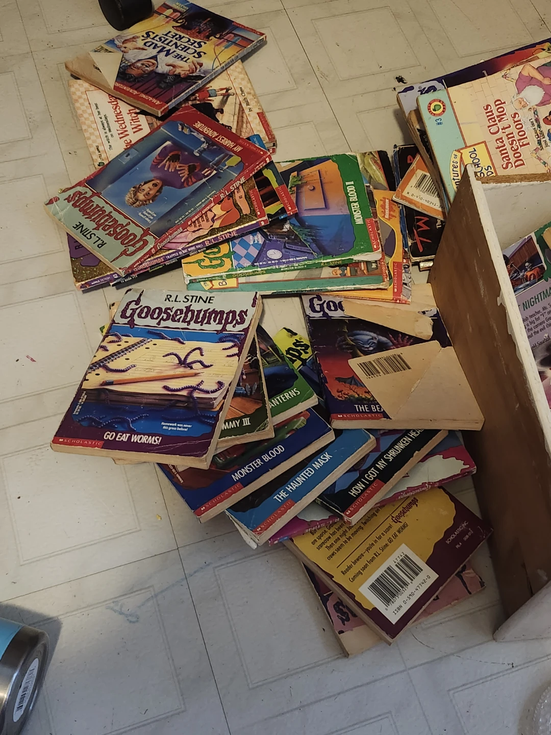 R.L. Stine Goosebumps Book Collection - photo 3