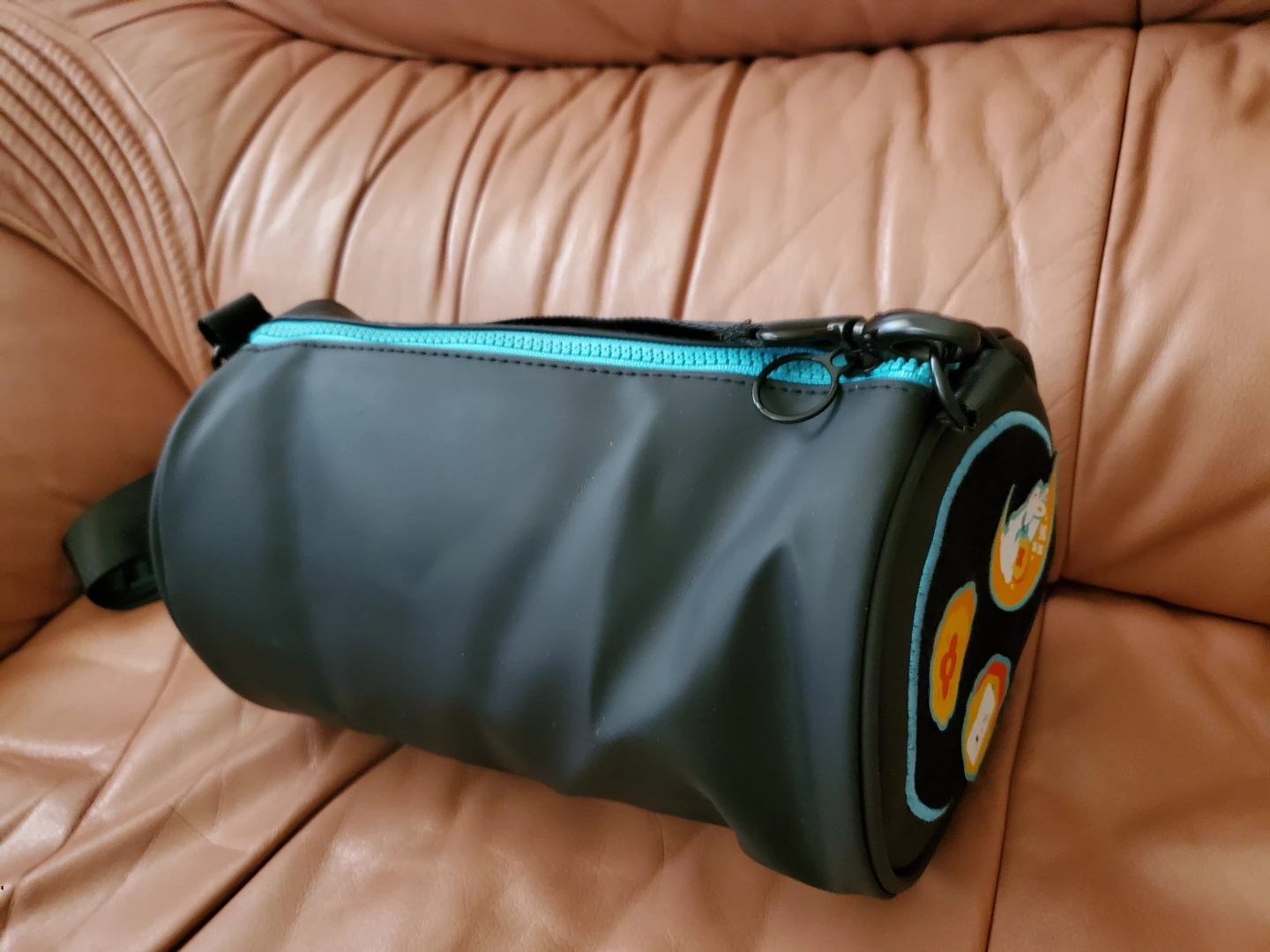 Black barrel bag with blue zipper and "A BETTER YOU A BIGGER" - photo 2