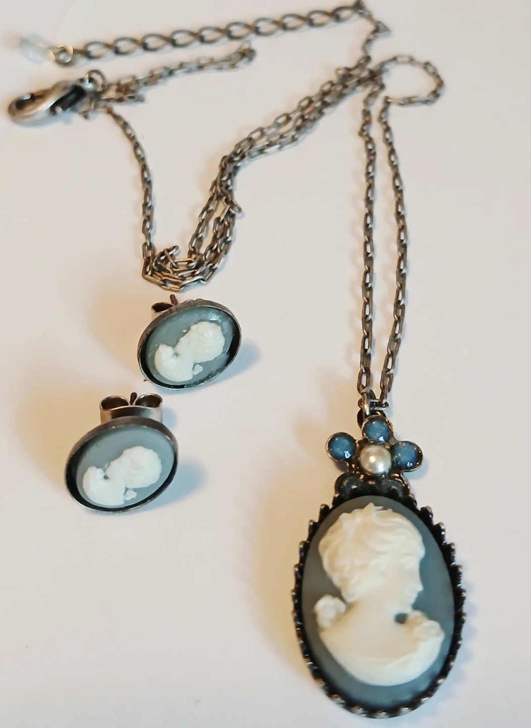 Cameo Necklace and Earrings Set - photo 4