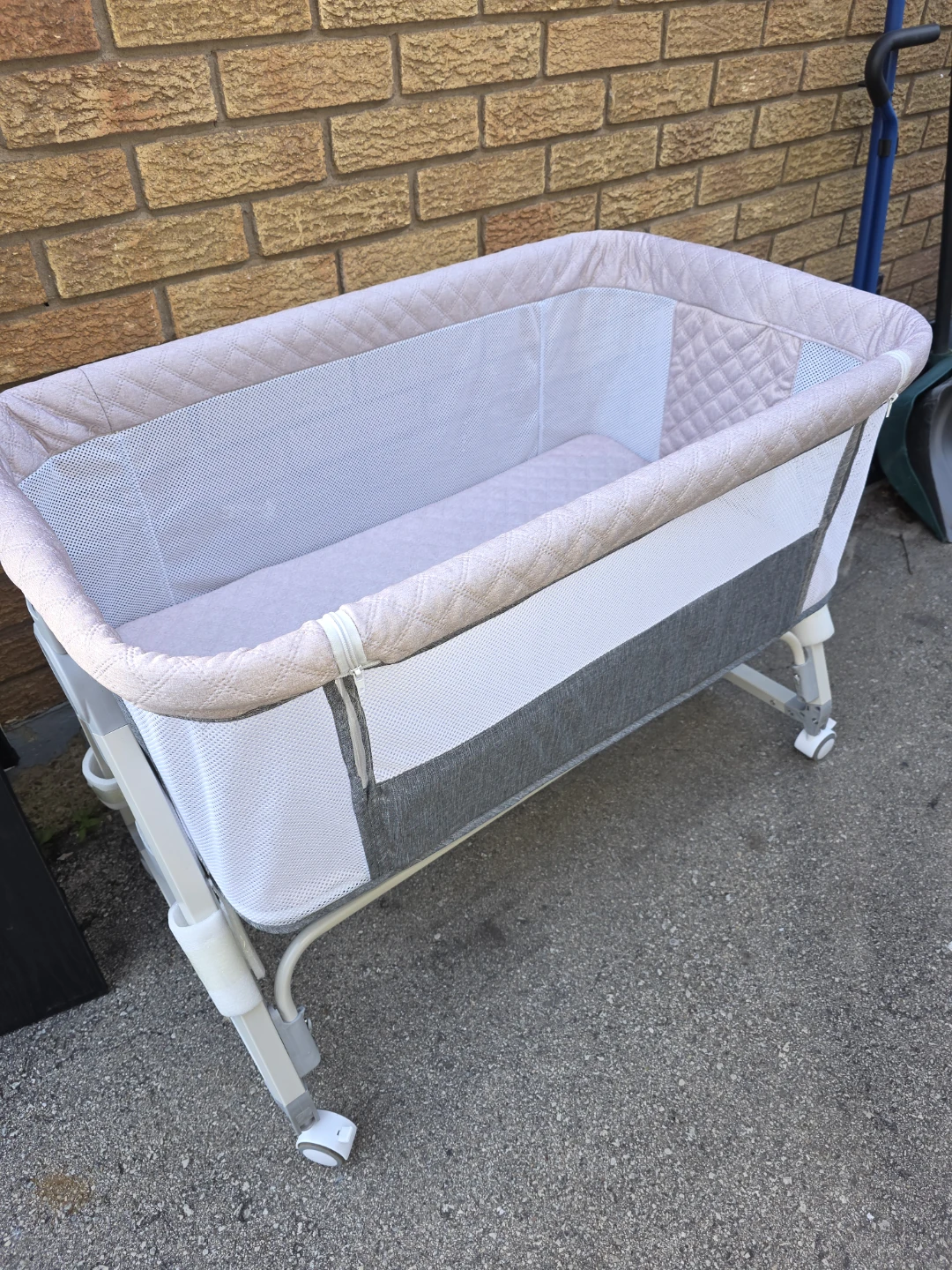 Portable Bassinet with Wheels - photo 2