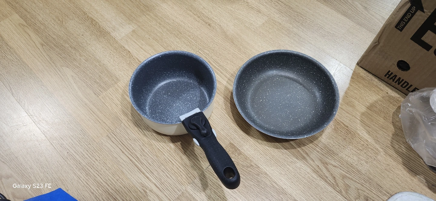 2 Aluminium Pans with Detachable Handle