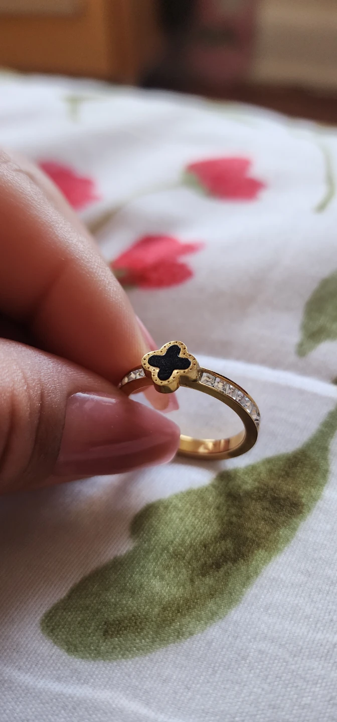 Gold platted Clover Ring with Rhinestones