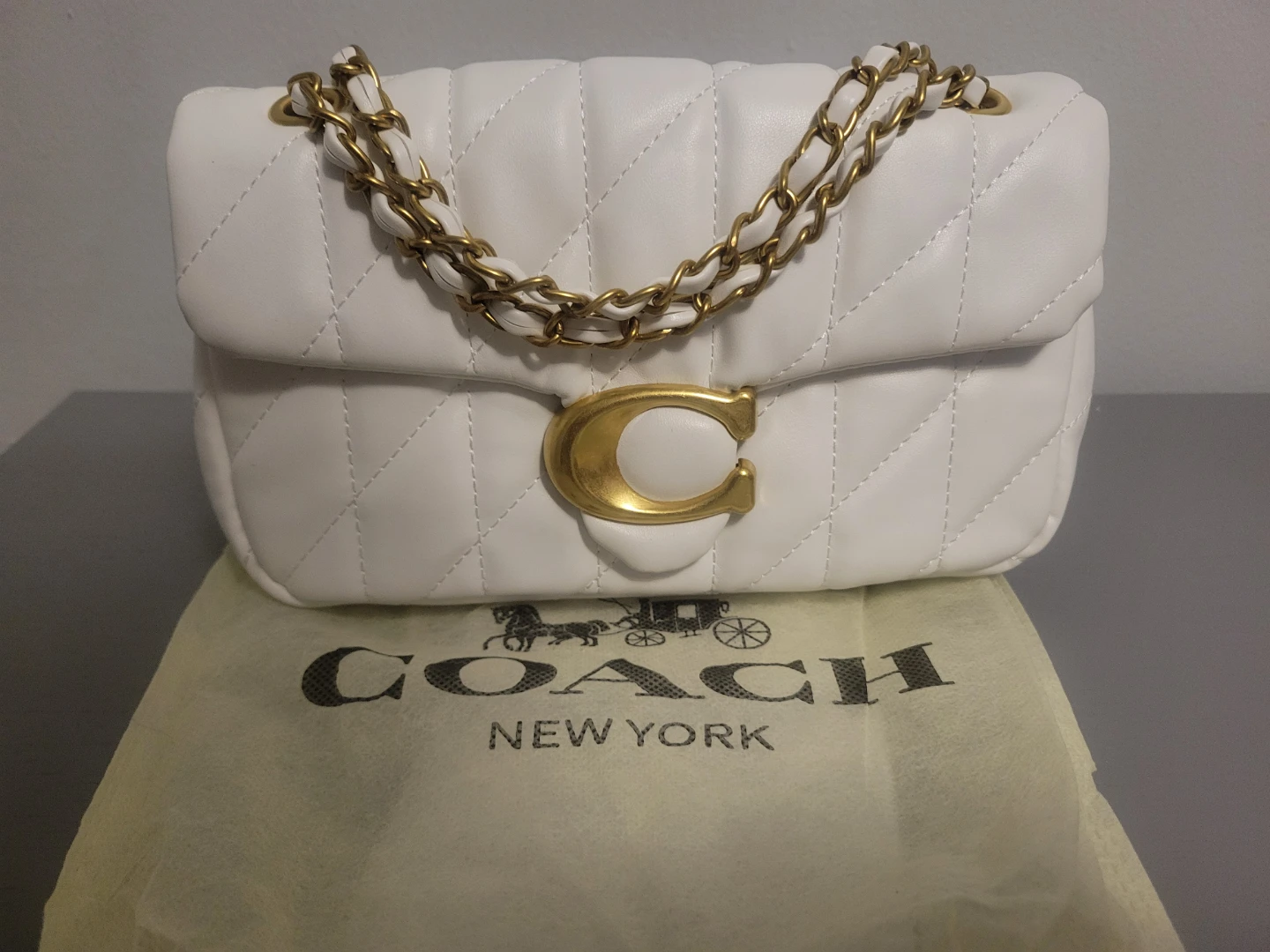 White Coach Shoulder Bag with Gold Chain - photo 2