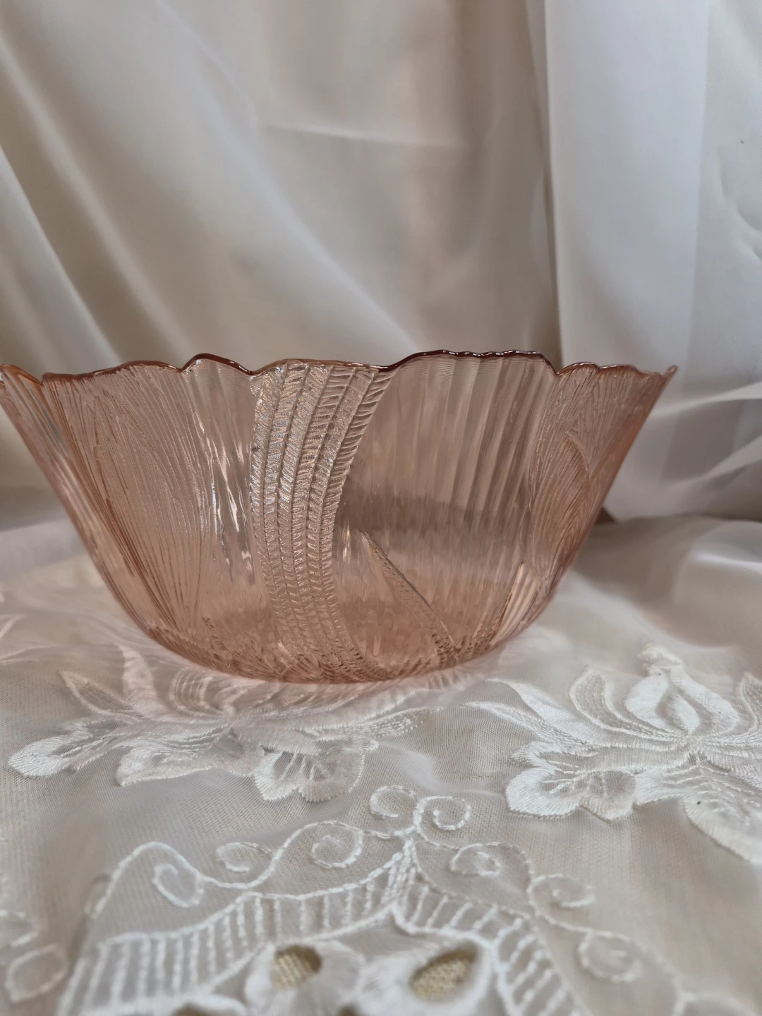 Vintage Arcoroc Canterbury Pink 9 1/2" x 4 1/4" Glass Large Bowl - photo 4