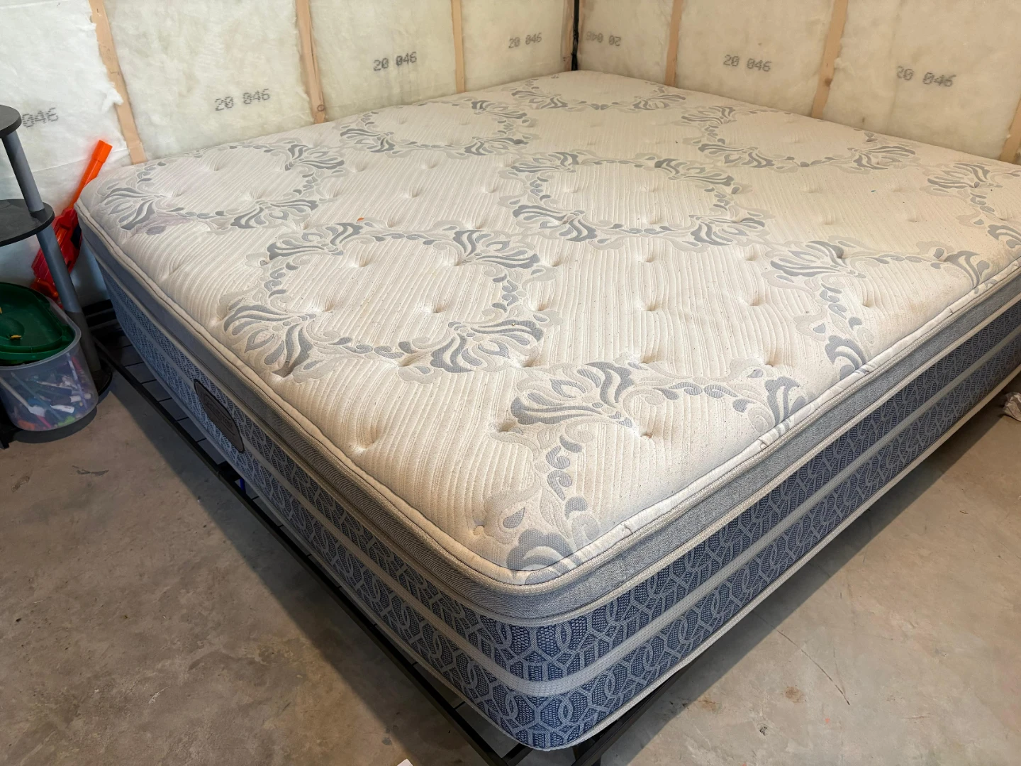 King size metal frame with Beautyrest Platinum Mattress - photo 2