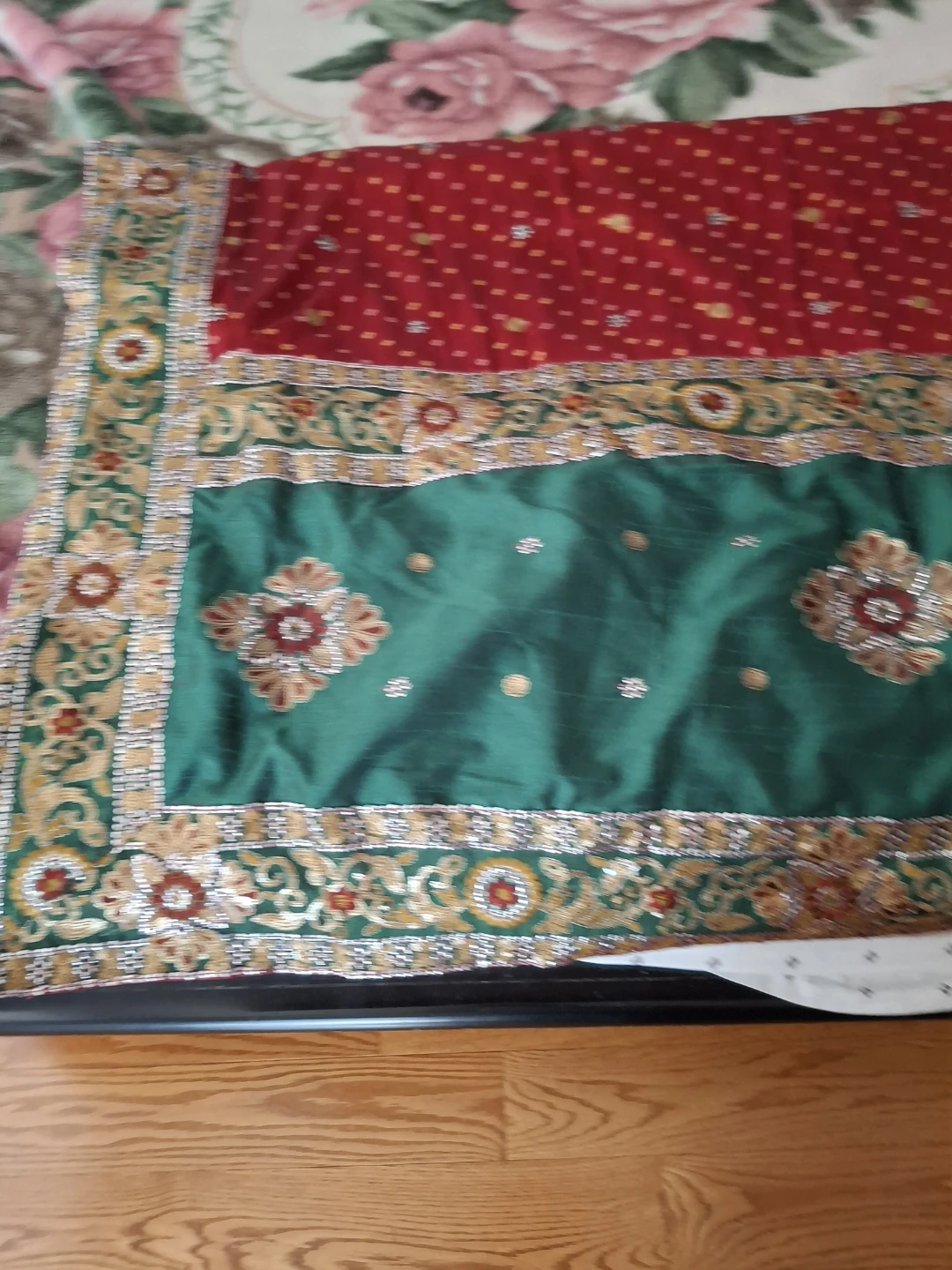 Red and Green Saree with Embellishments - photo 2
