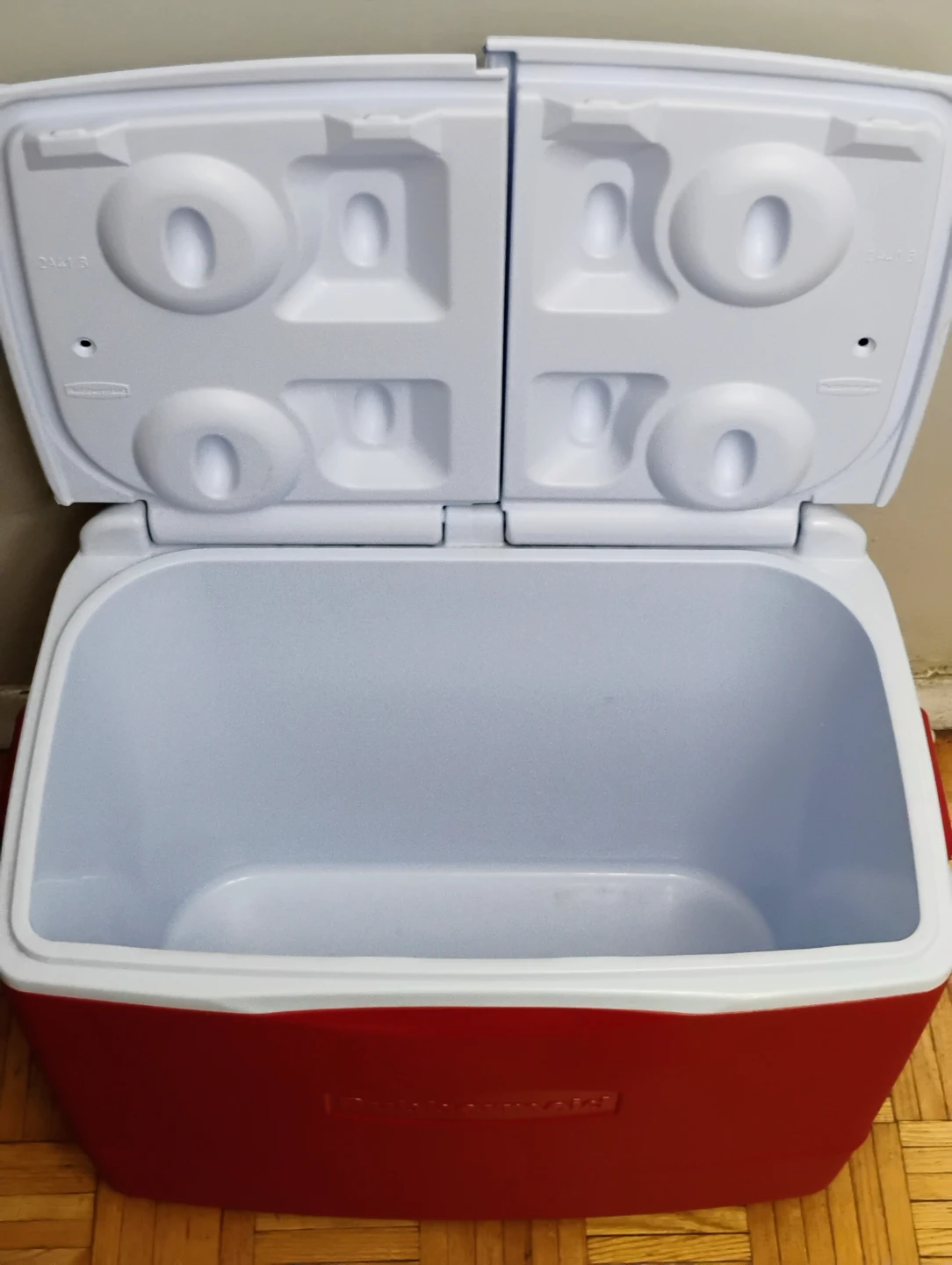 Rubbermaid 59 Qrt Cooler with 4 Cup Holders - photo 4