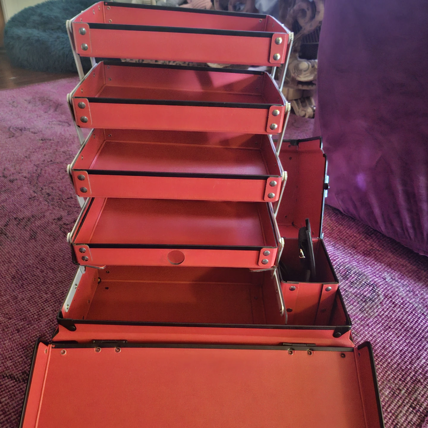 Red train case/makeup organizer - photo 4