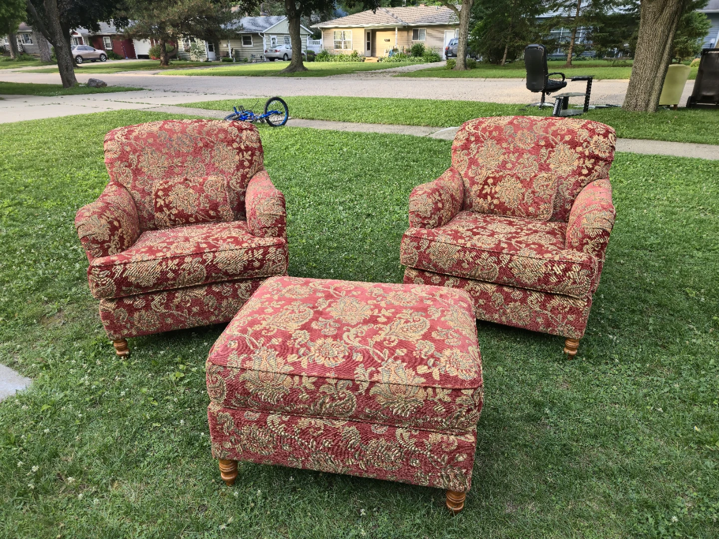 Set of 2 Accent Chairs with Ottoman