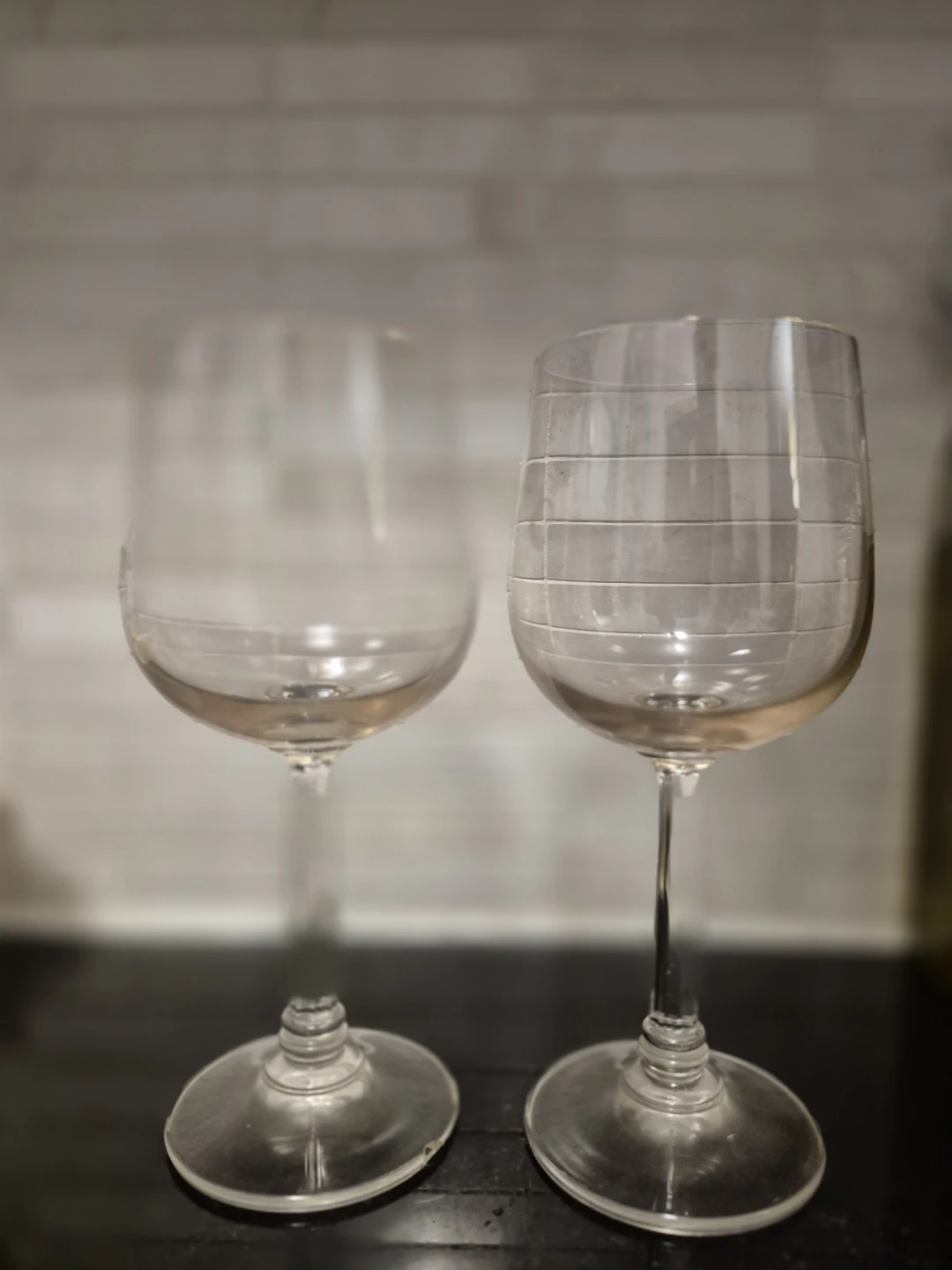 Set of 2 Clear Wine Glasses