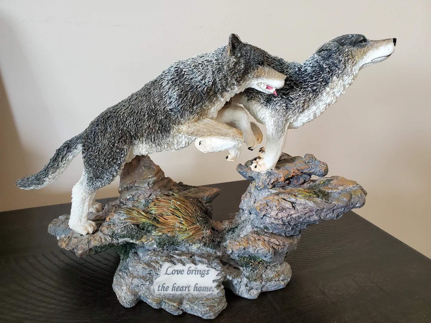 Wolf Figurine - "Love brings the heart home" ⚽