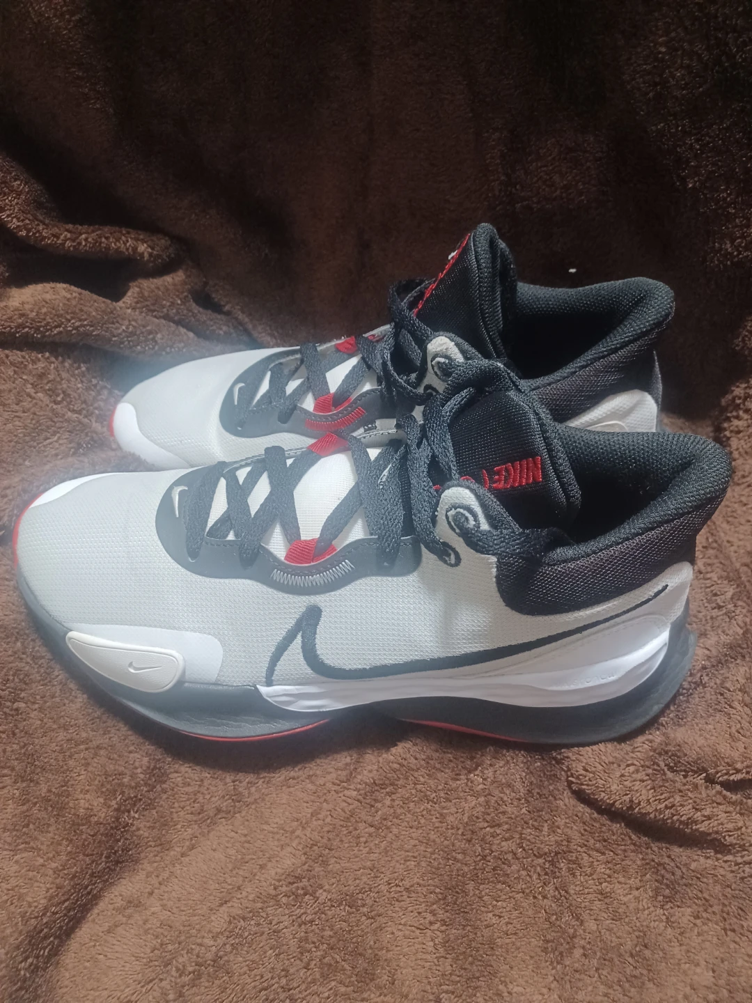 Nike renew elevate 3 pure platinum black red size 8