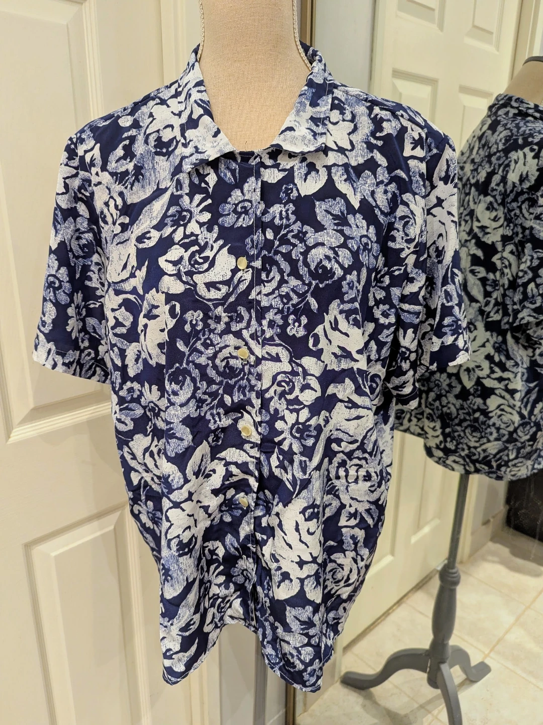 5 Women's Short Sleeve Blouses size L ($5 each or $20 all) - photo 3