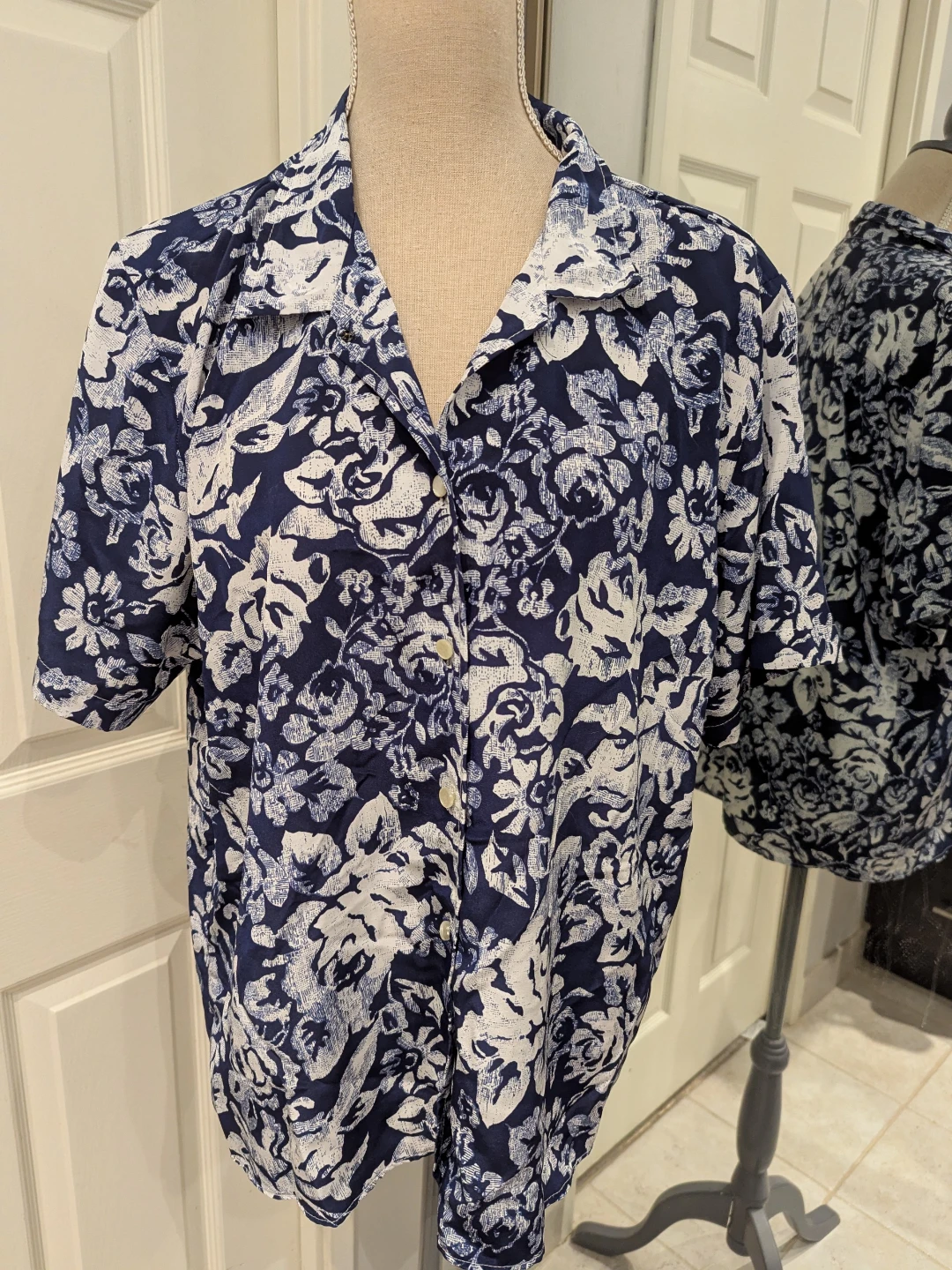 5 Women's Short Sleeve Blouses size L ($5 each or $20 all) - photo 4