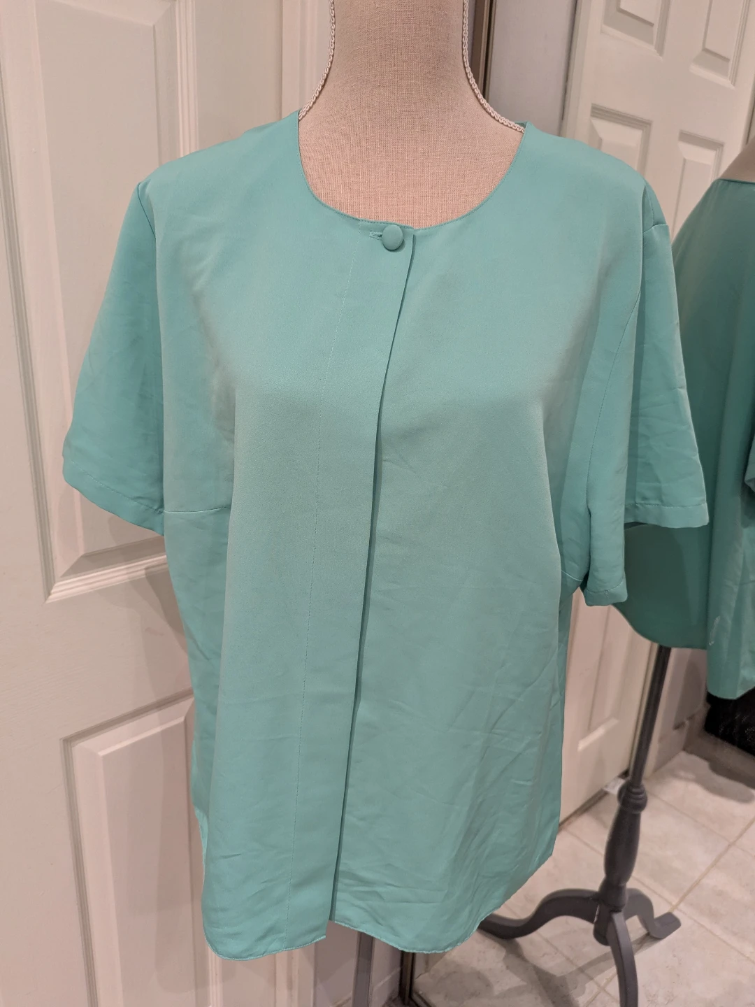 5 Women's Short Sleeve Blouses size L ($5 each or $20 all) - photo 5