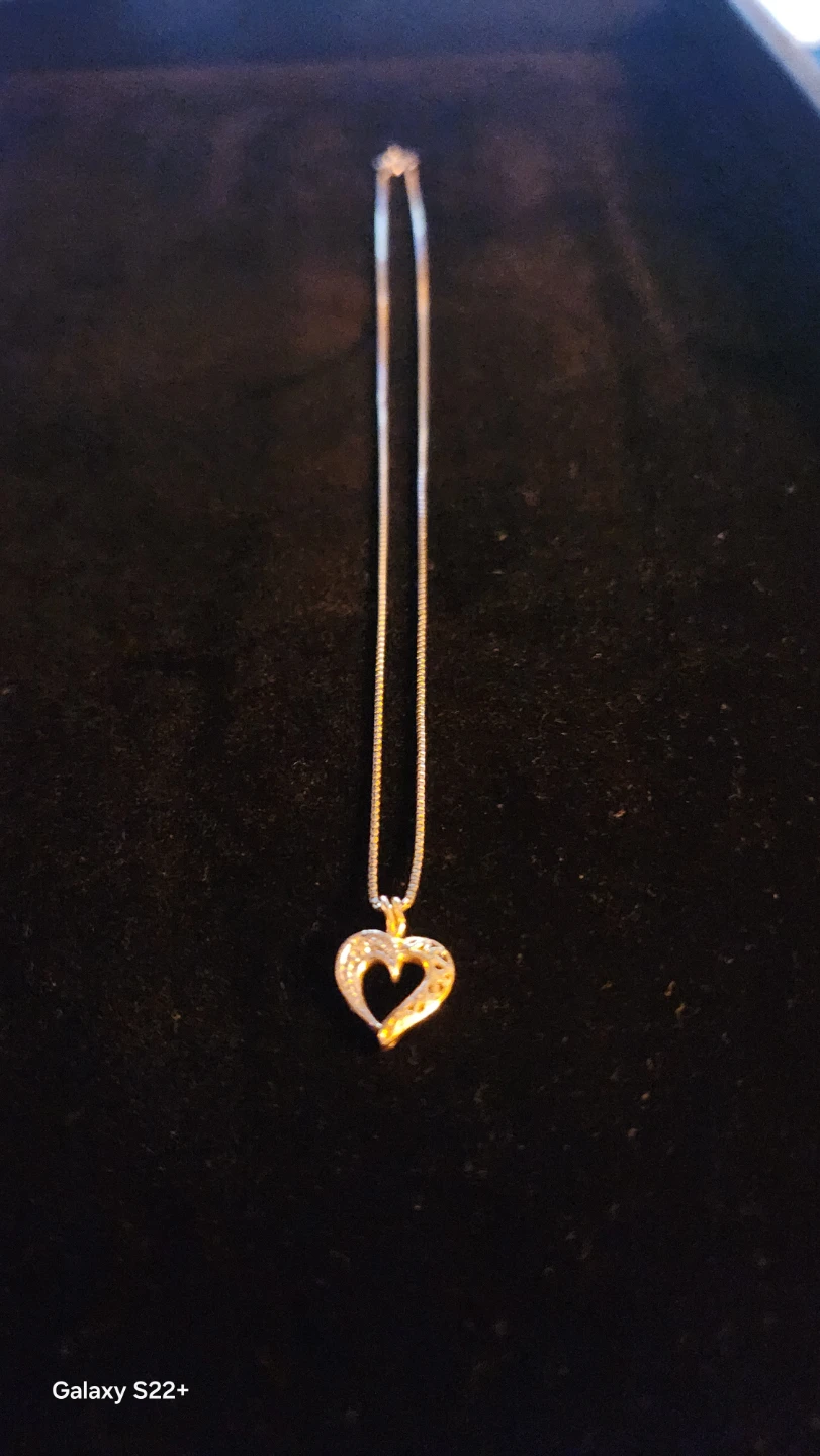 10k white gold box chain w 10k yellow gold heart