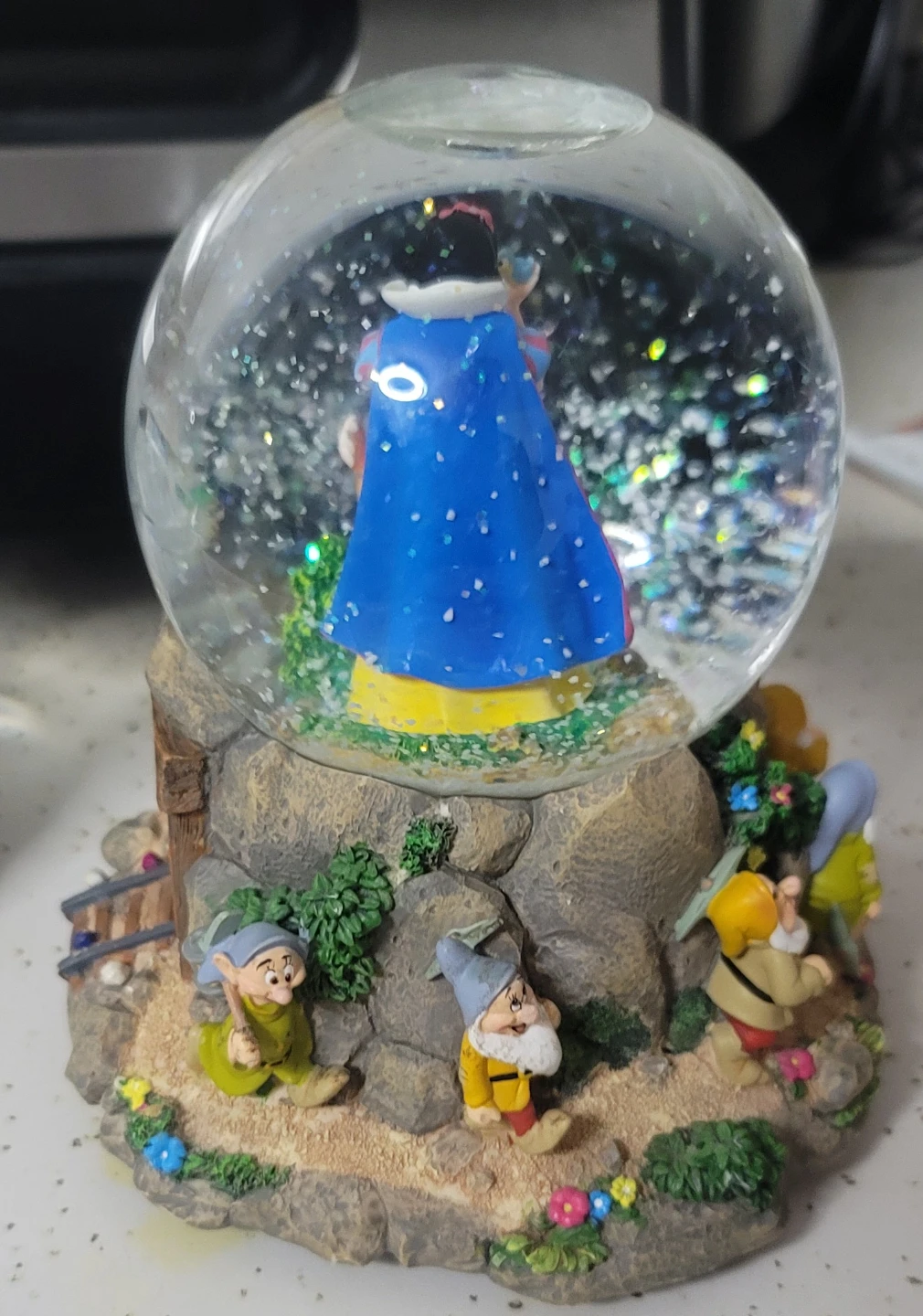 Disney Snow White & the Seven Dwarfs Musical Snow Globe - photo 3