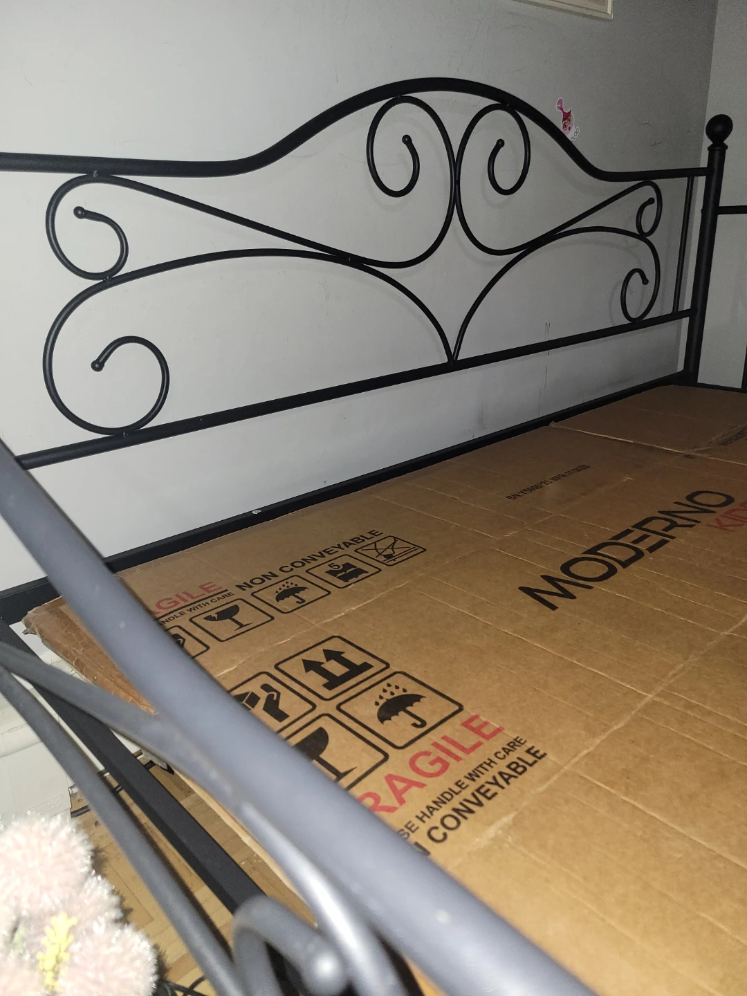 Moderno Metal Bed Frame