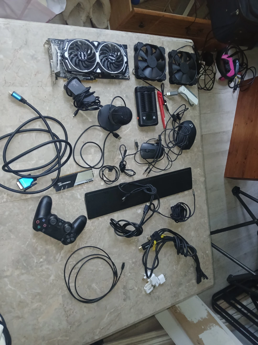 Gaming PC : Graphics Card, Controller, and Accessories