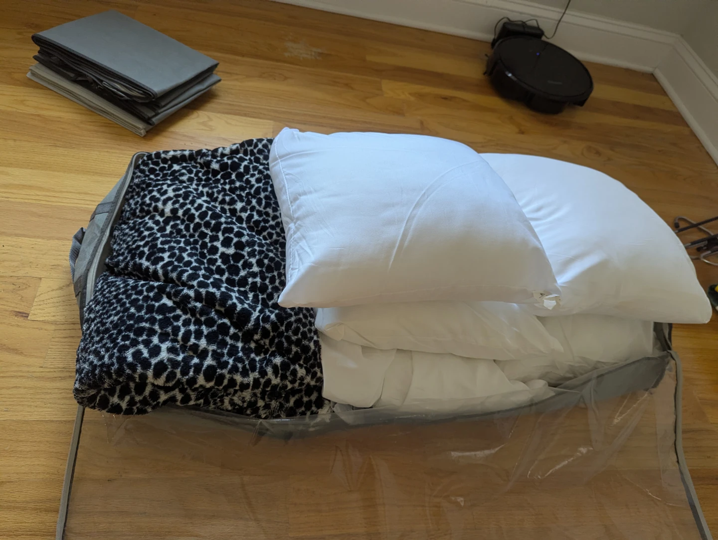 Set of 4 White Pillows and blankets