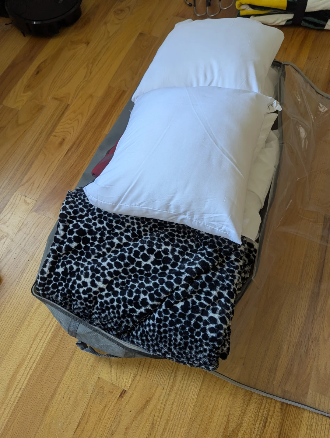 Set of 4 White Pillows and blankets - photo 2