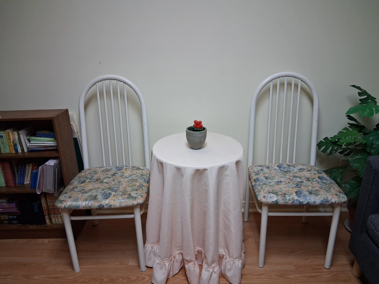 Set of 2 White Metal Chairs with Floral Cushions