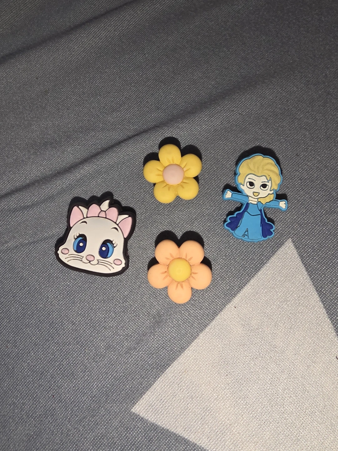 Set of 4 Charms for Crocs: Elsa, Cat, and Flowers - photo 2