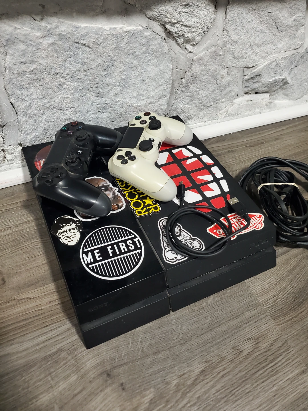 PS4 consol - 14 Games - 2 controllers - photo 4