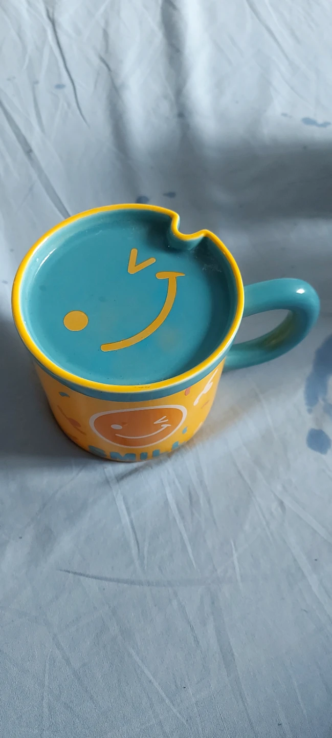 Yellow smiley face mug with lid - photo 2