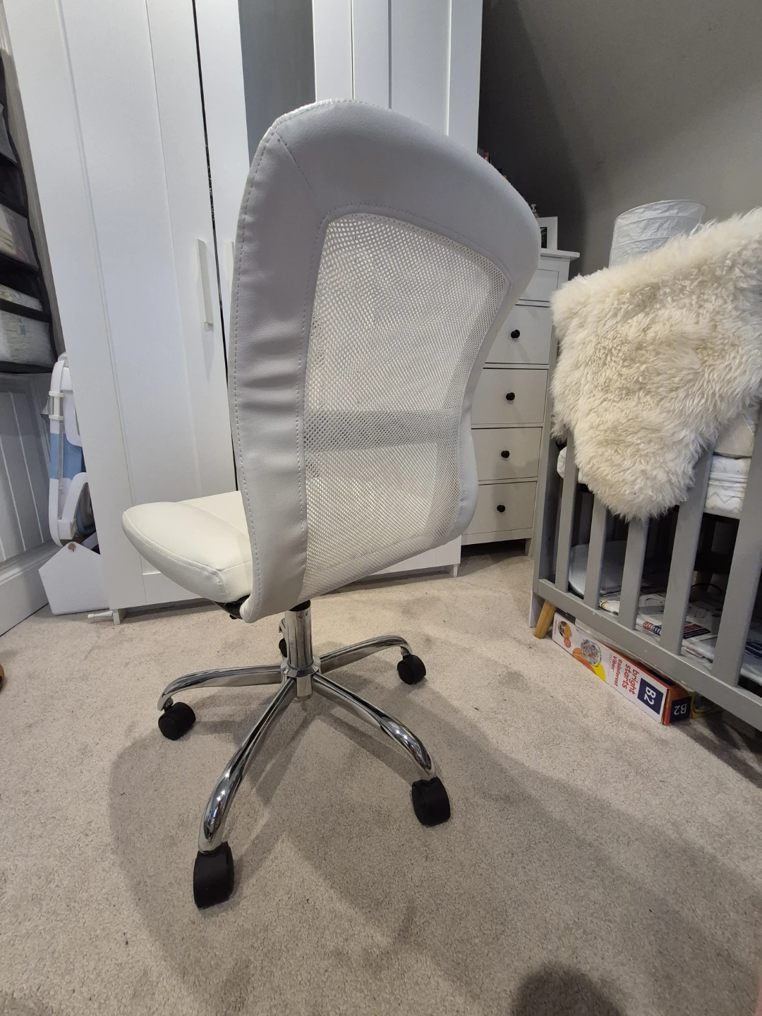 White Mesh Back Office Chair - photo 2