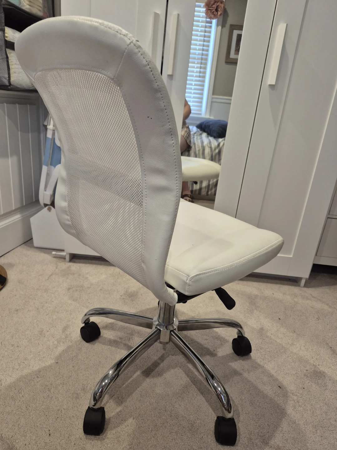 White Mesh Back Office Chair - photo 3