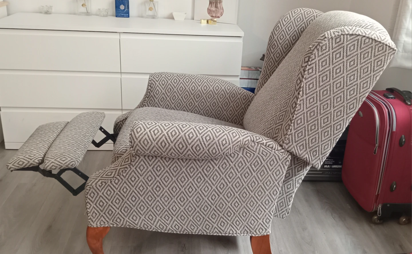 Wingback Recliner Armchair - photo 4