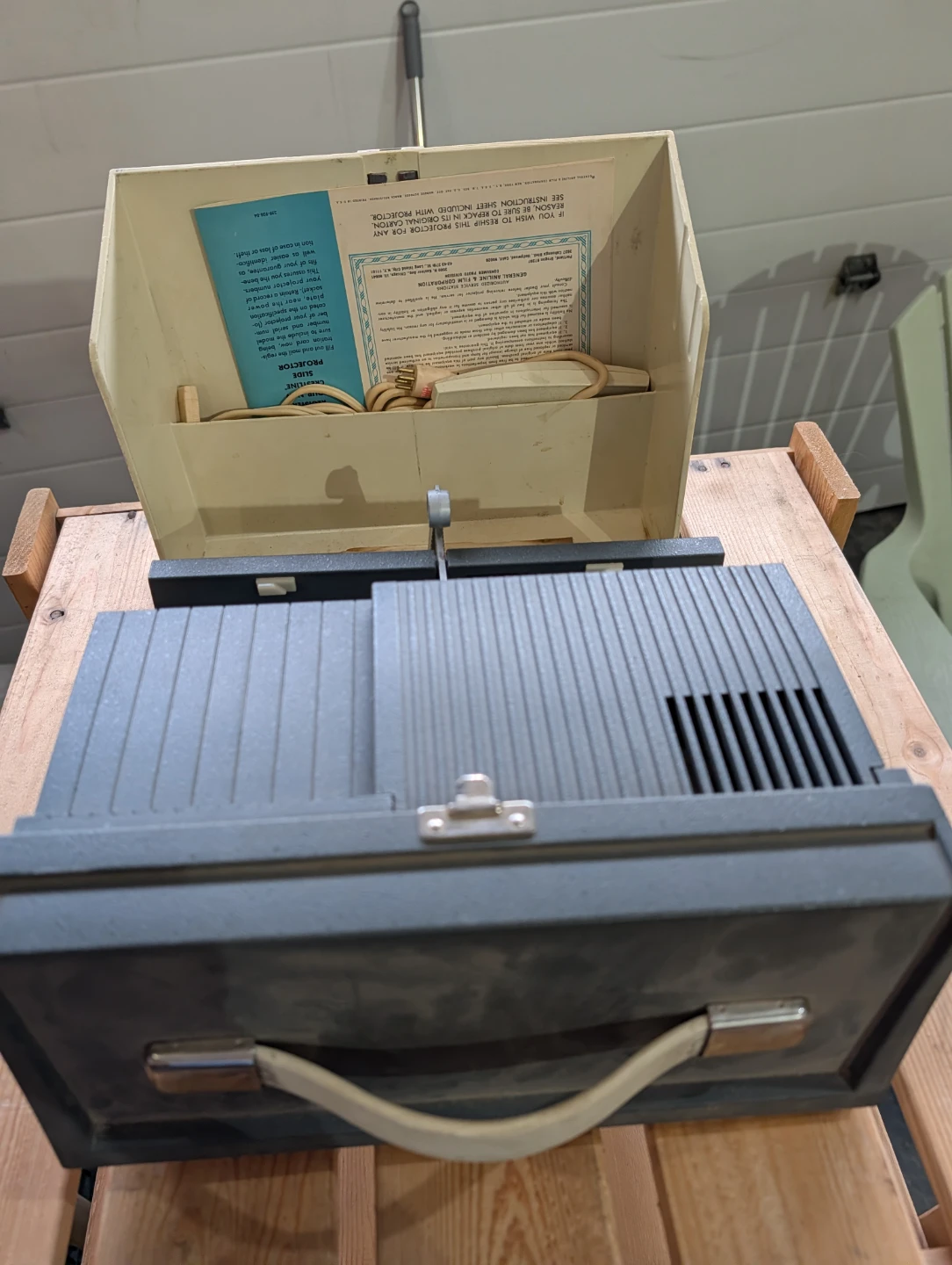 Antique slide projector - photo 2