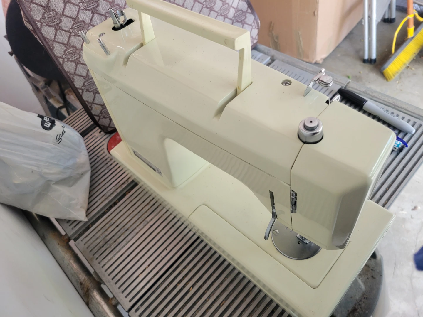 WHITE Sewing Machine - photo 4